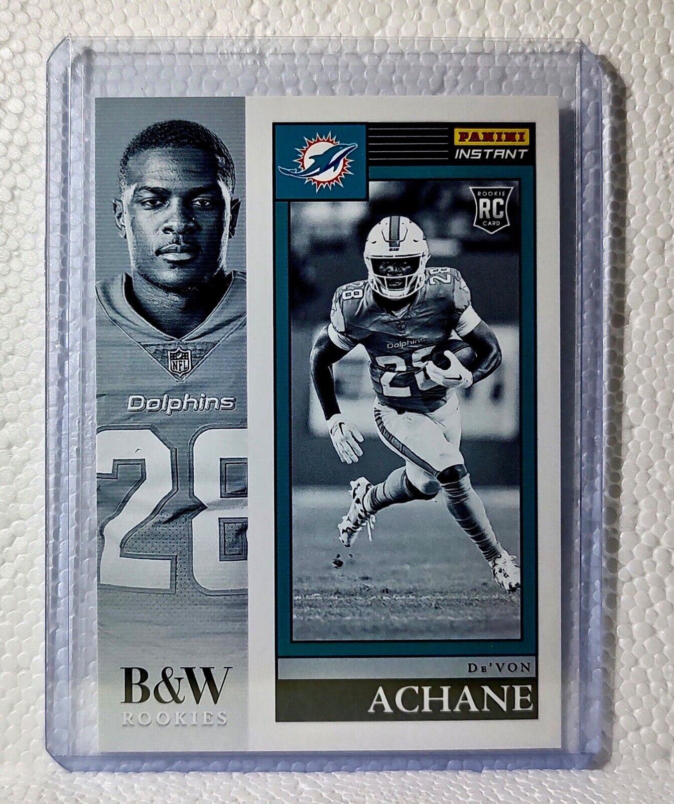 De'Von Achane 2023 Panini NFL #11 Black & White Rookies Card Dolphins 1/216